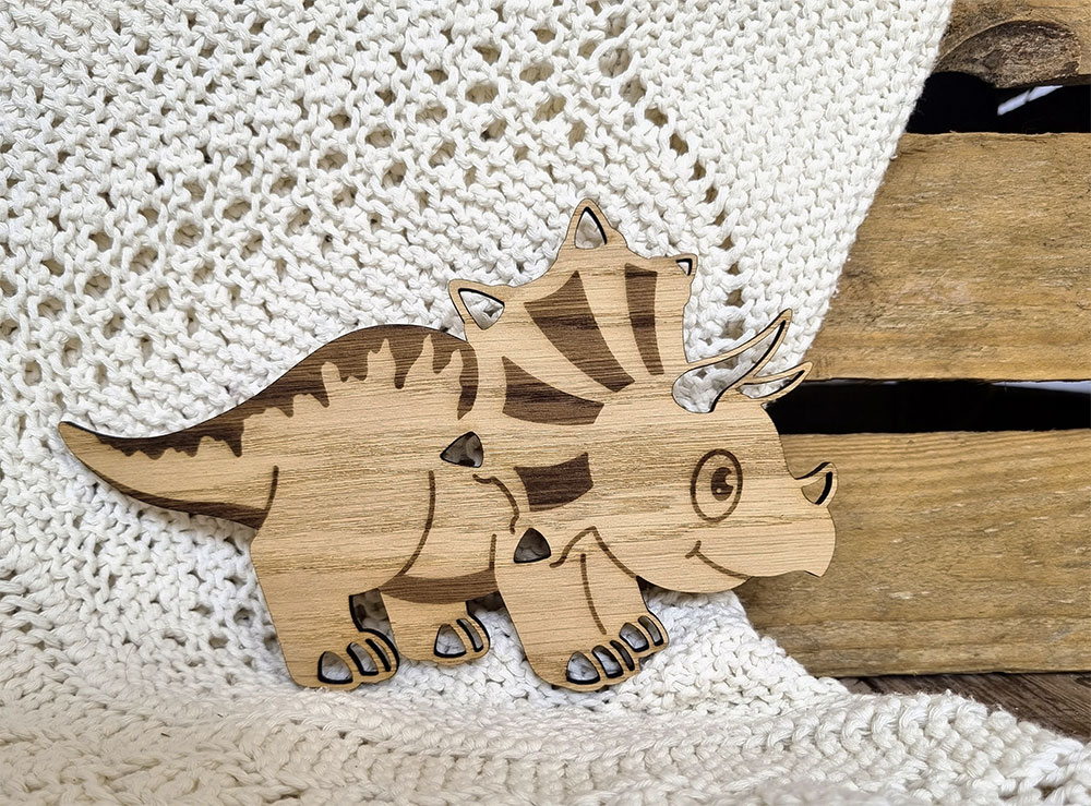 Træfigur med dinusaurus - Triceratops